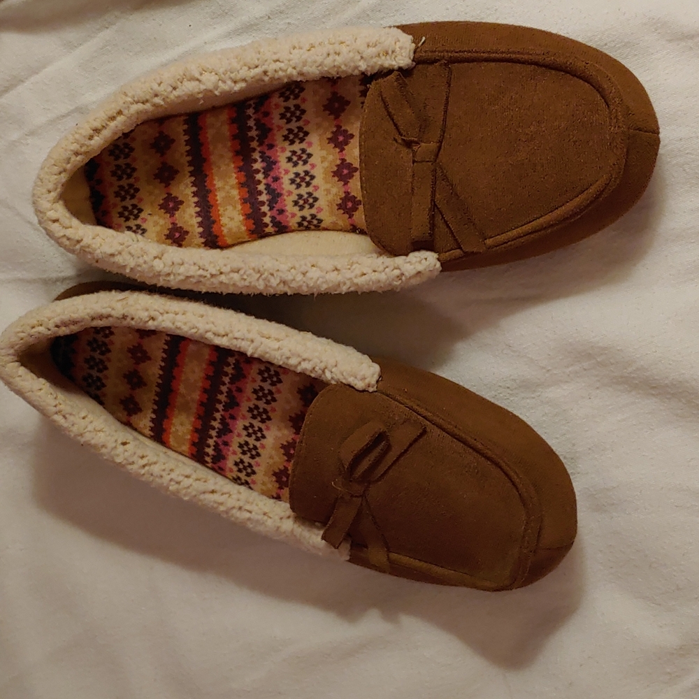 Dearfoams suede slippers.